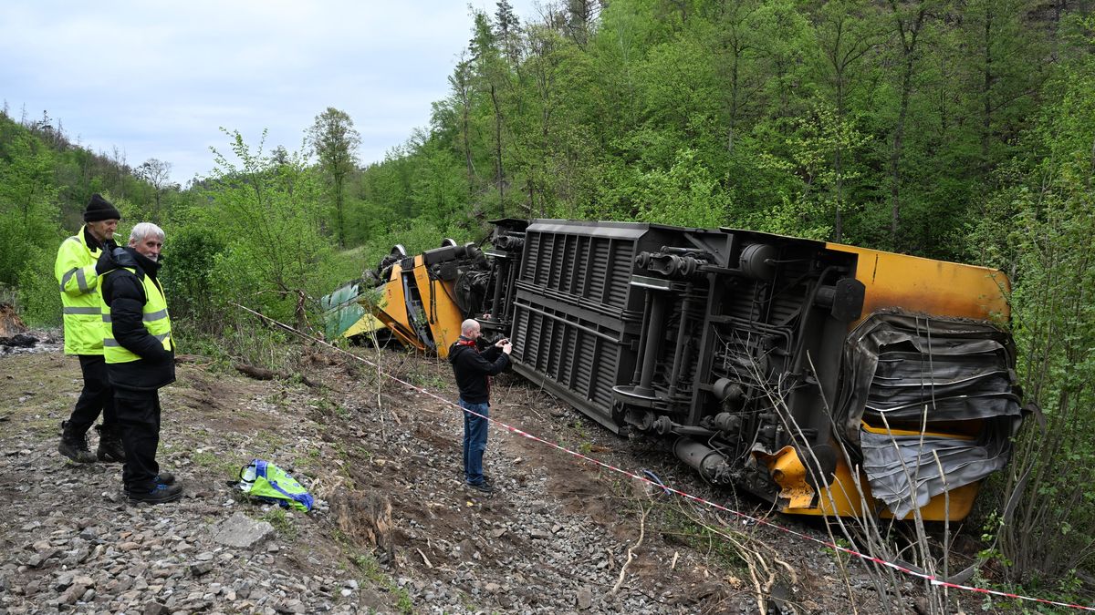 FOTO: Odklízení vykolejeného vlaku po nehodě u Klínce
